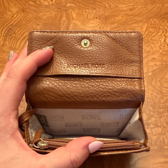 Michael Kors Tan/Brown Leather Key Card Holder with Gold Plaque - Picture 5 of 8